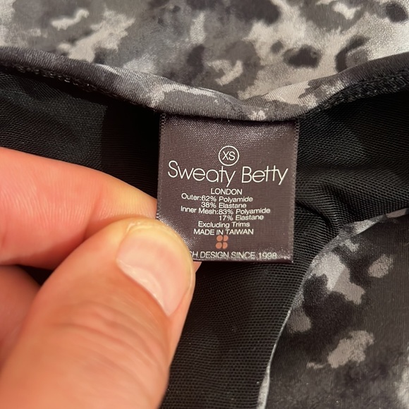 Sweaty Betty Power Workout Crop Top in Camo, size XS - Picture 5 of 10